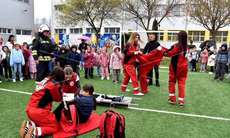 ТАКТИЧКО-ПОКАЗНА  ВЕЖБА  ЗА  СИМУЛАЦИЈА  НА  ПОЖАР  ВО  ОУ  „НИКОЛА  КАРЕВ“