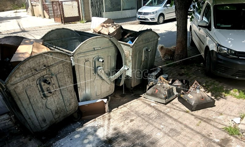 РАСХОДУВАНИ  ЕКРАНИ  И  ДРУГИ  КОМПЈУТЕРСКИ  ДЕЛОВИ  ОСТАВЕНИ  ДО  КОНТЕЈНЕРИТЕ